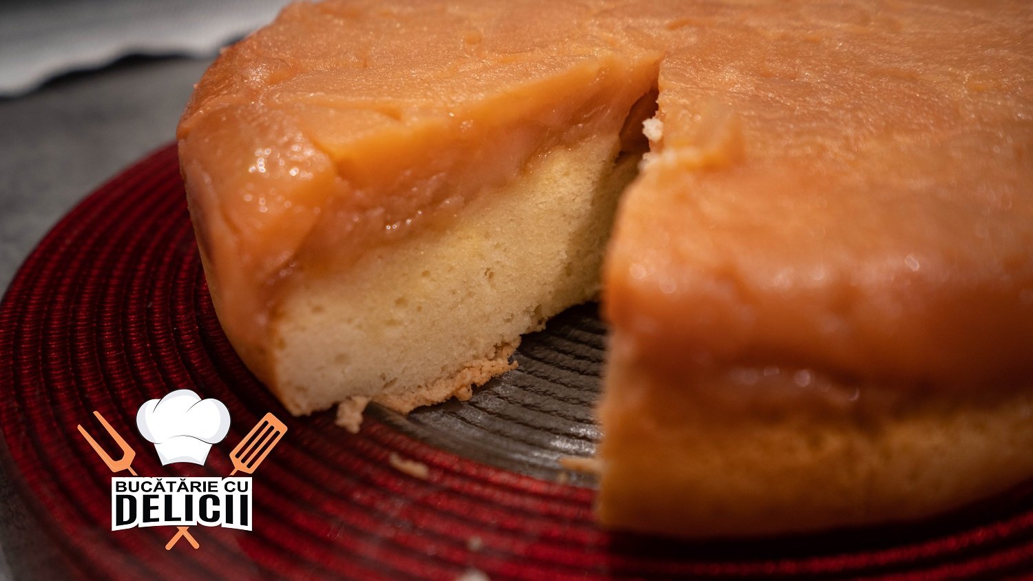 Tort de mere caramelizat cu blat pufos