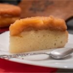 Tort de mere caramelizat cu blat pufos