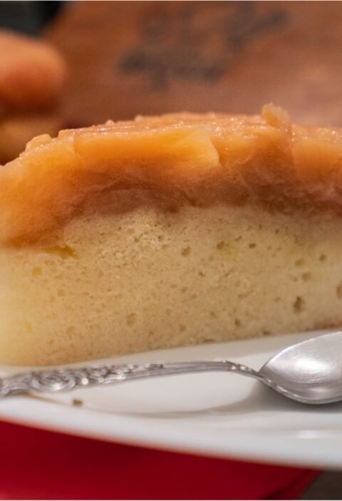 Tort de mere caramelizat cu blat pufos