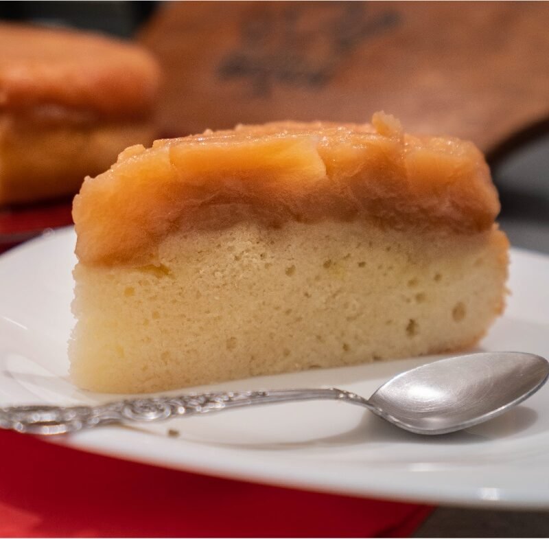 Tort de mere caramelizat cu blat pufos