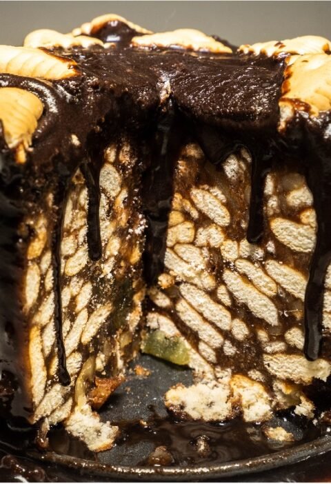 Tort din salam de biscuiți cu glazură de ciocolată