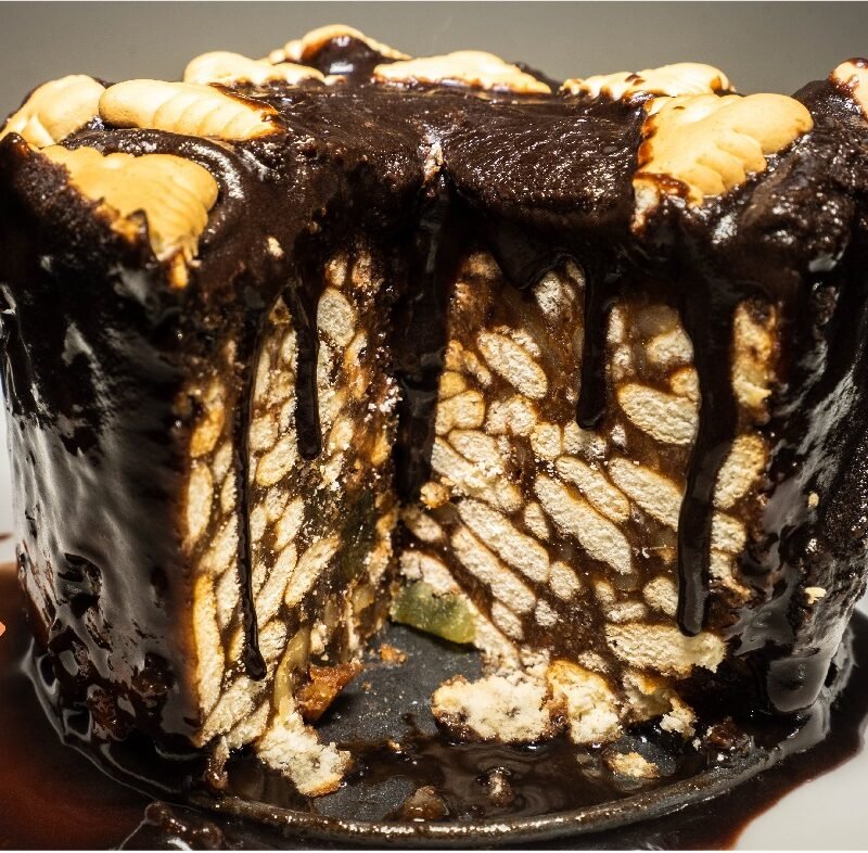Tort din salam de biscuiți cu glazură de ciocolată