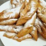 Uscătele pufoase prăjite, pudrate cu zahăr, rețetă tradițională românească