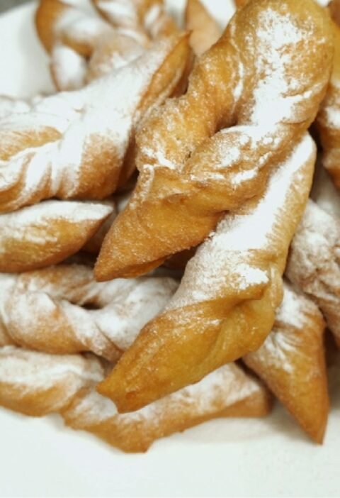 Uscătele pufoase prăjite, pudrate cu zahăr, rețetă tradițională românească