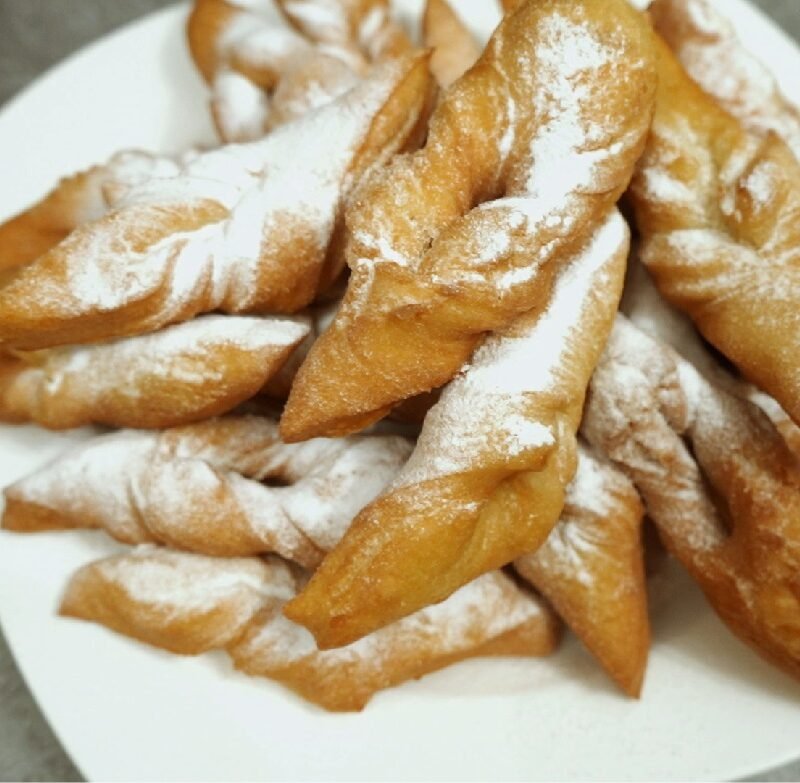 Uscătele pufoase prăjite, pudrate cu zahăr, rețetă tradițională românească