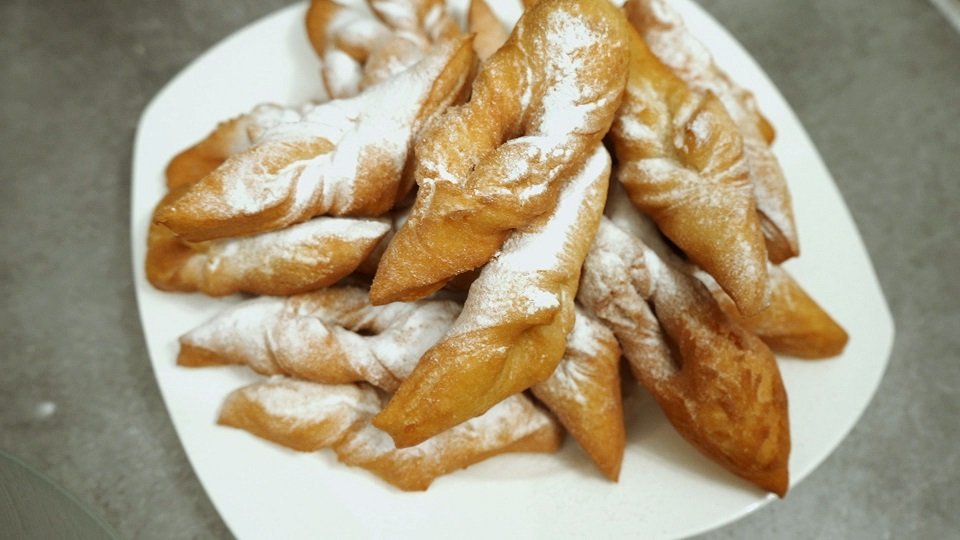 Uscătele pufoase prăjite, pudrate cu zahăr, rețetă tradițională românească